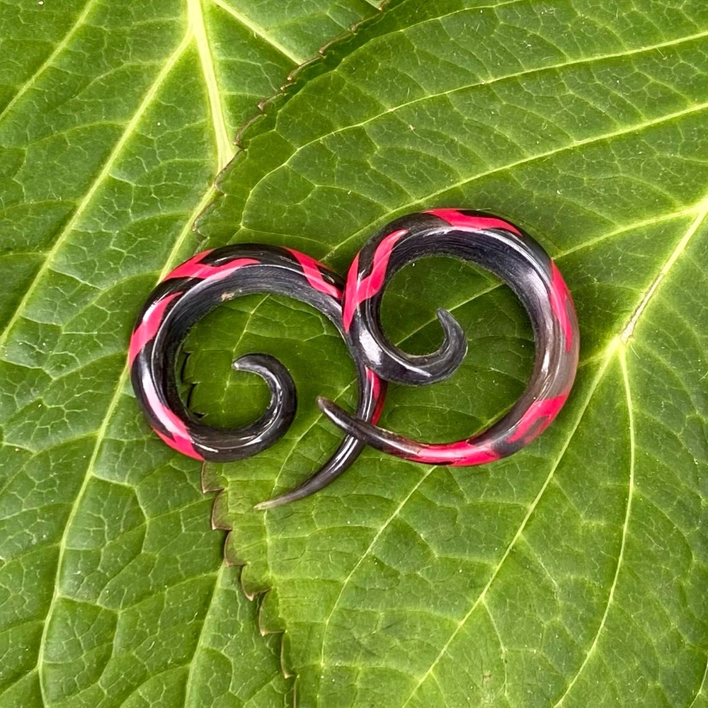🌈 3/$20 Buffalo Horn Tapered Gauge Black/Red Spiral Tribal Horseshoe Earring